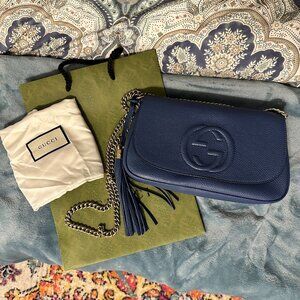 100% Authentic Gucci Pebbled Calfskin Medium Soho Flap Crossbody Periwinkle